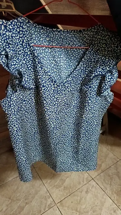 Blusa estampada azul con volantes - miniatura 1