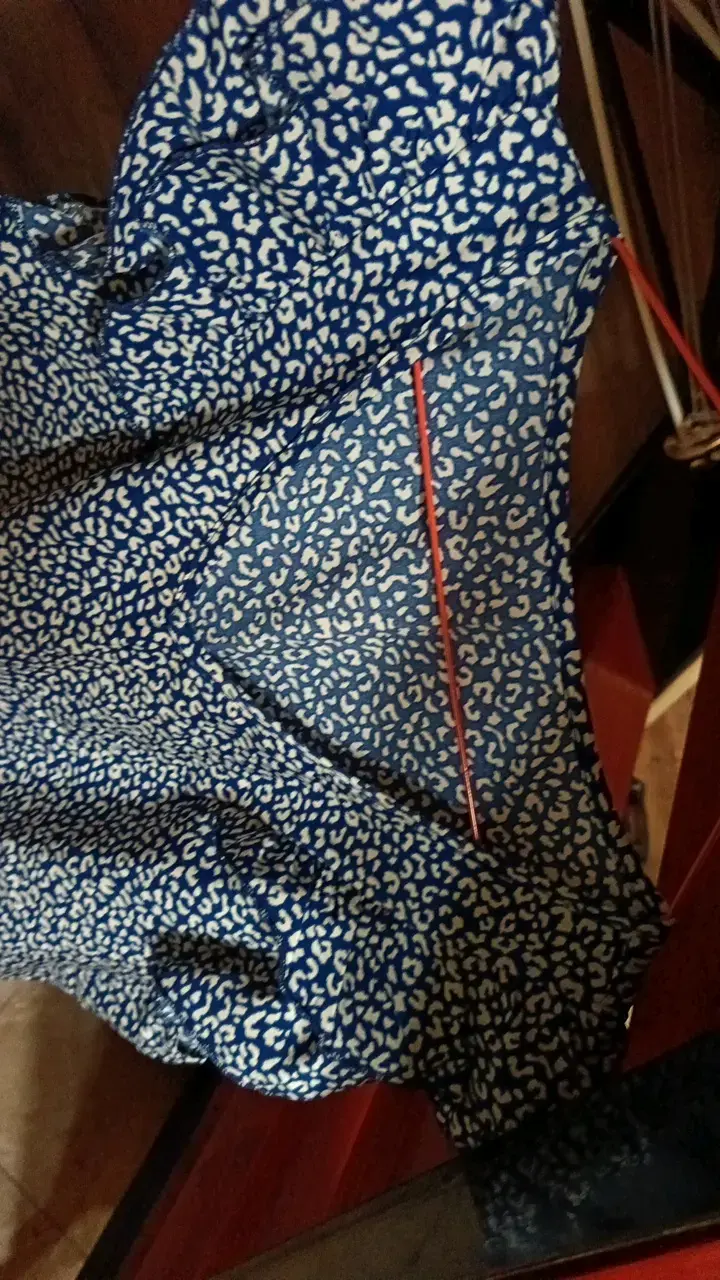 Blusa estampada azul con volantes - 2