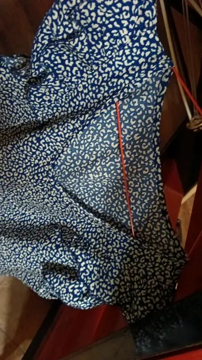 Blusa estampada azul con volantes - miniatura 2