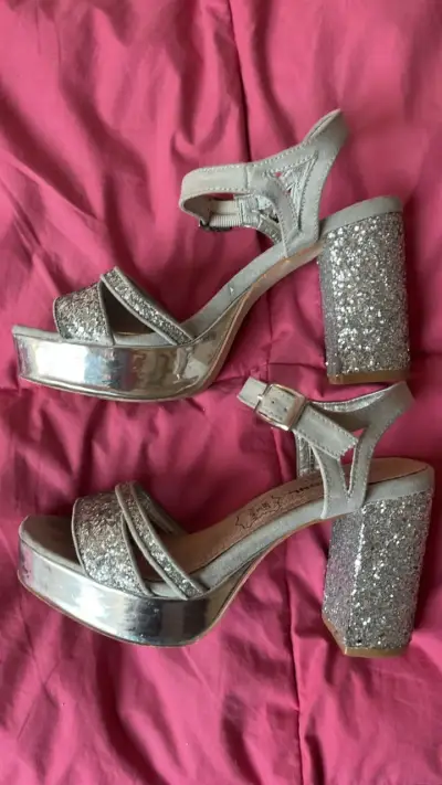Sandalias de tacón alto con glitter plateado - miniatura 1