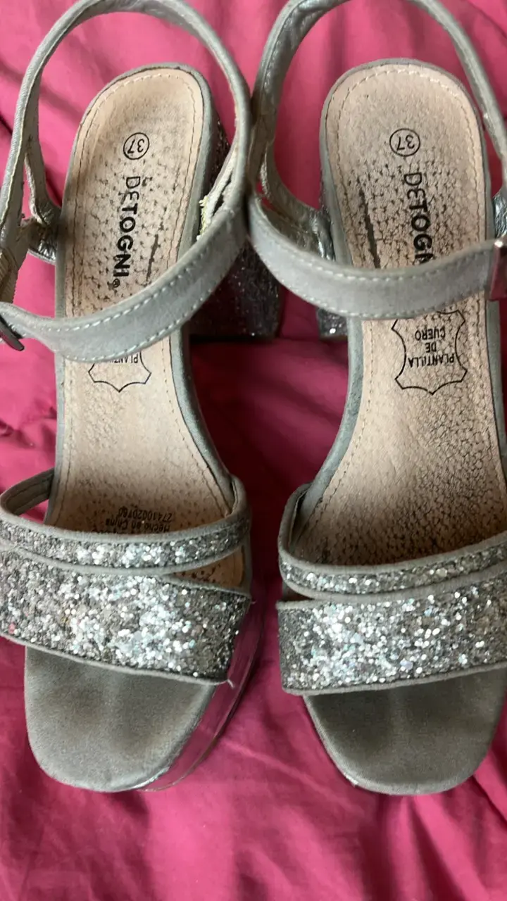 Sandalias de tacón alto con glitter plateado - 2