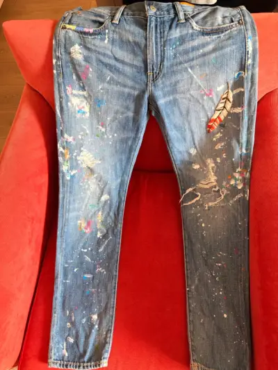 Jeans desgastados con diseño de pintura - miniatura 1