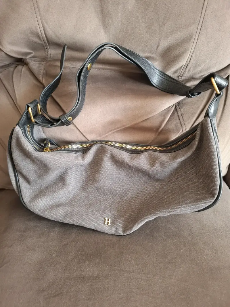 Bolso de hombro marrón con detalles dorados