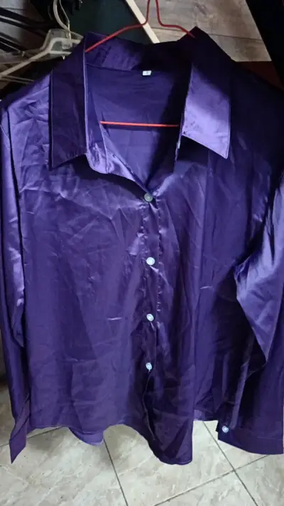 Camisa morada de satén para hombre - miniatura 1