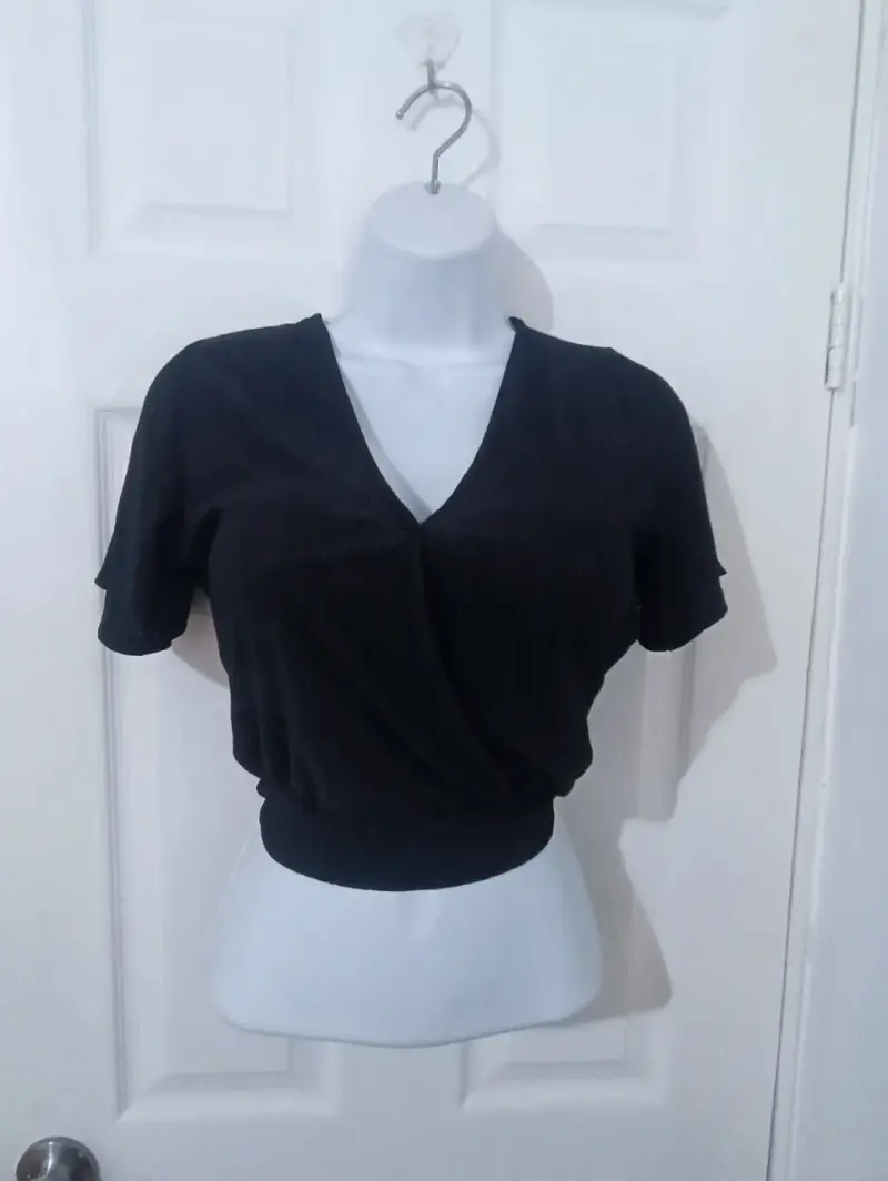 Blusa negra de manga corta con escote en V - 1