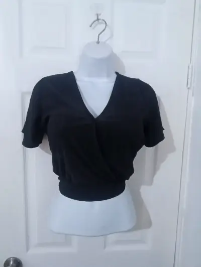 Blusa negra de manga corta con escote en V - miniatura 1