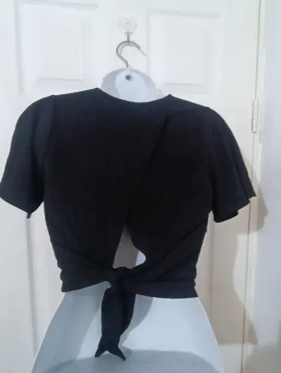 Blusa negra de manga corta con escote en V - miniatura 2