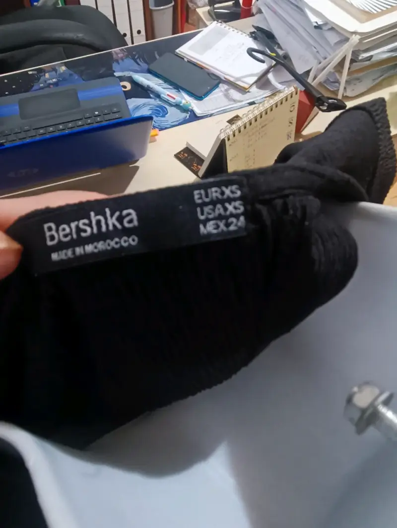 Blusa negra de manga corta con escote en V - 3