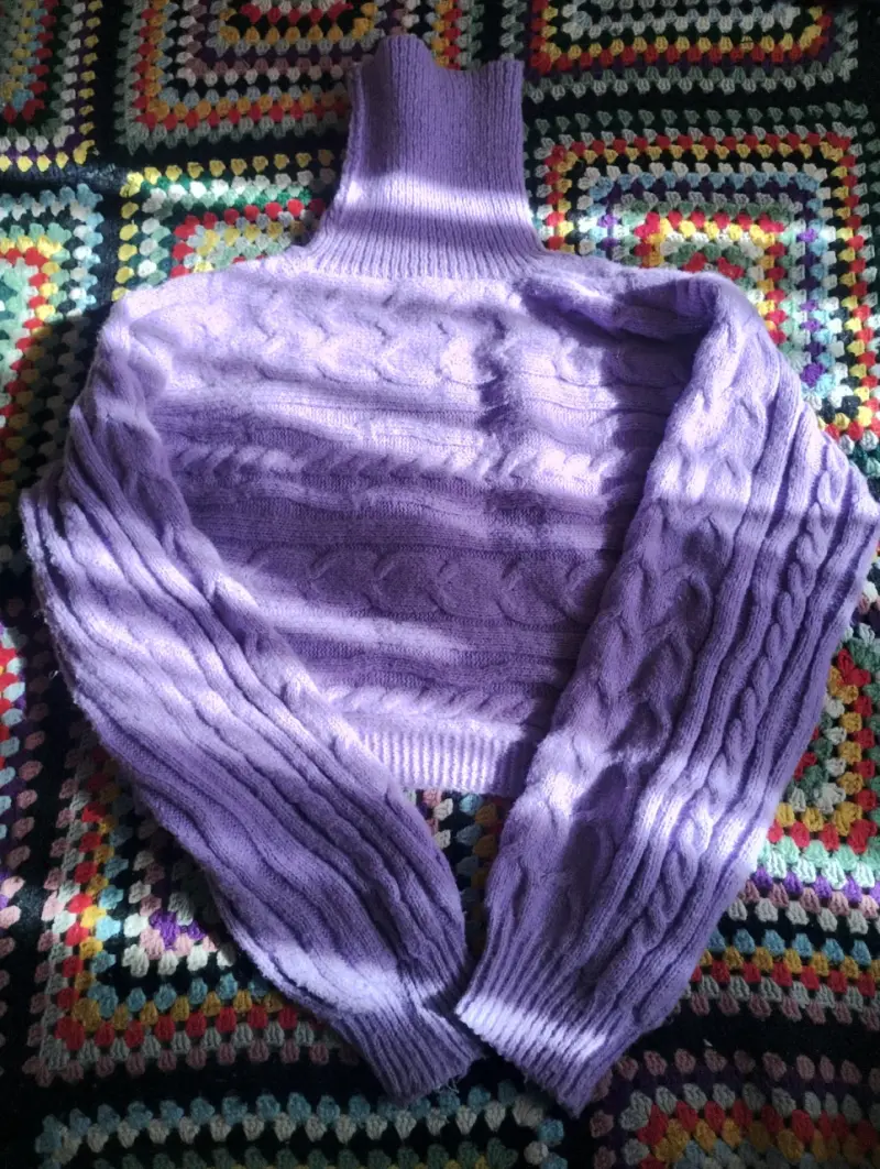 Suéter morado de lana con cuello alto - 1