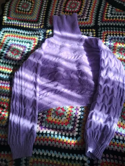 Suéter morado de lana con cuello alto - miniatura 2
