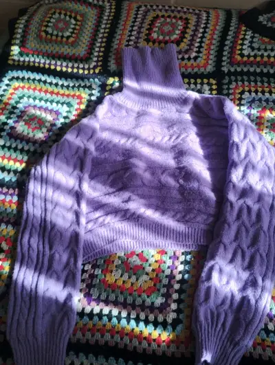 Suéter morado de lana con cuello alto - miniatura 3