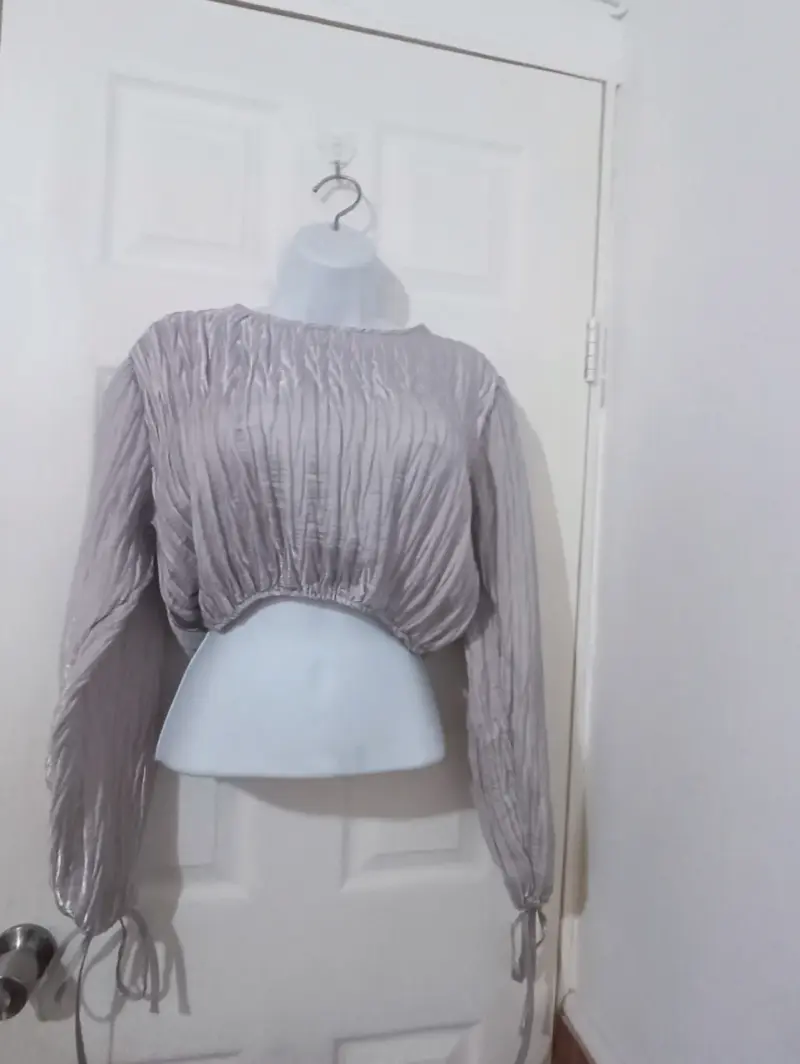 Blusa de mujer plisada gris manga larga - 1