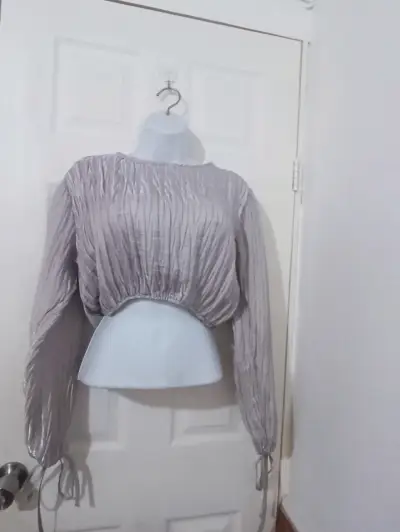 Blusa de mujer plisada gris manga larga - miniatura 1
