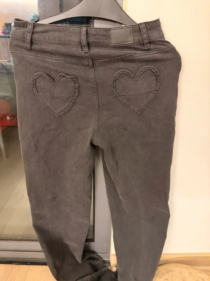 Jeans grises con bolsillos corazones - 1