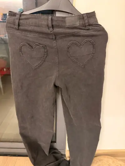 Jeans grises con bolsillos corazones - miniatura 1