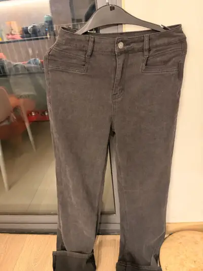 Jeans grises con bolsillos corazones - miniatura 2