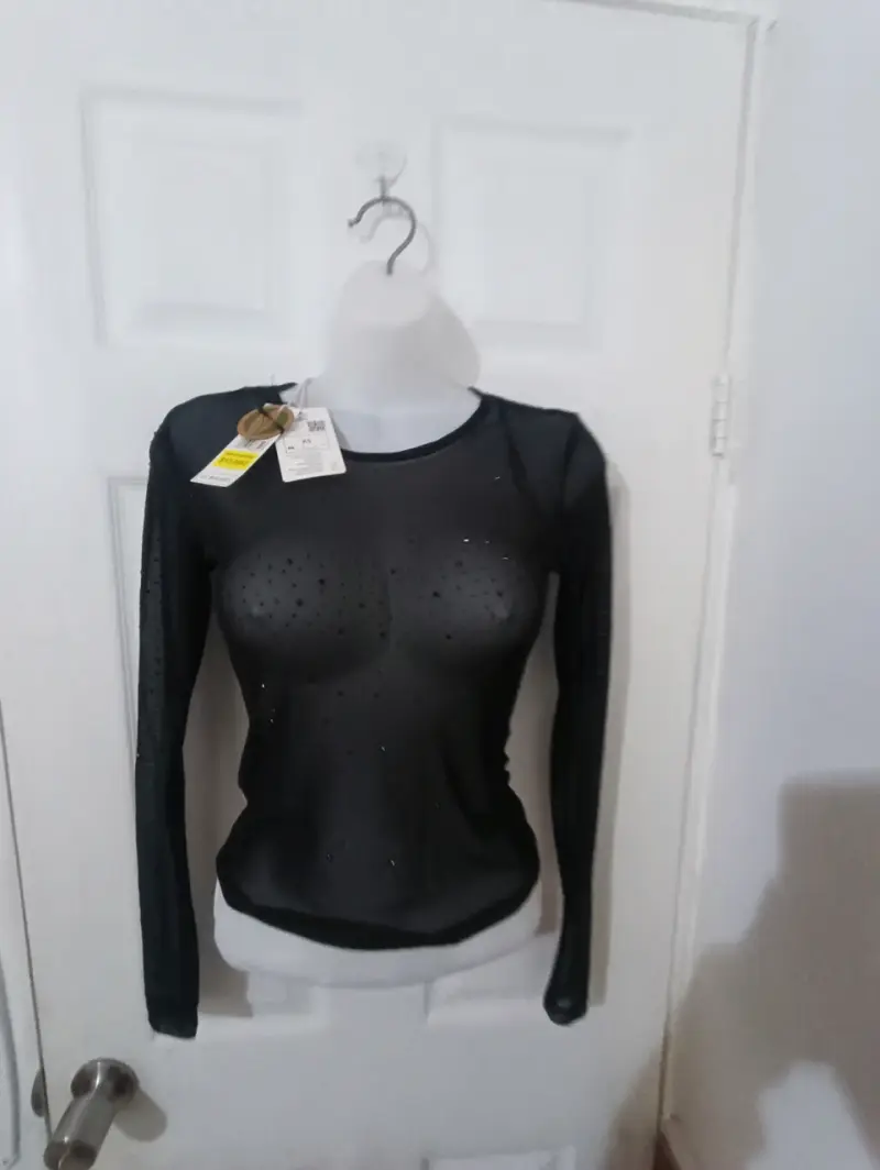 Polera negra transparente con detalles brillantes - 2