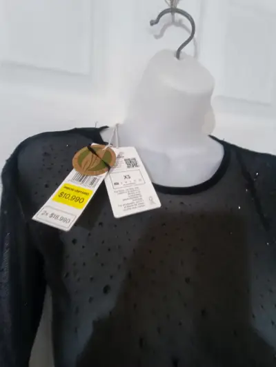 Polera negra transparente con detalles brillantes - miniatura 3