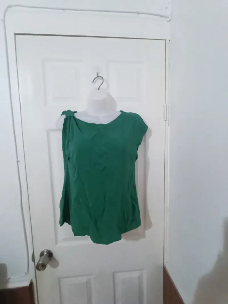 Blusa verde sin mangas para mujer - 1