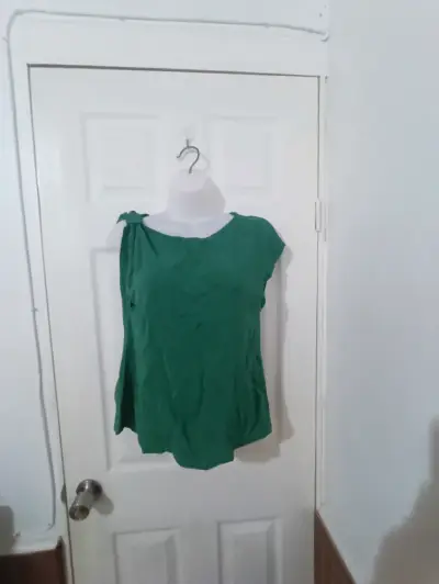 Blusa verde sin mangas para mujer - miniatura 1
