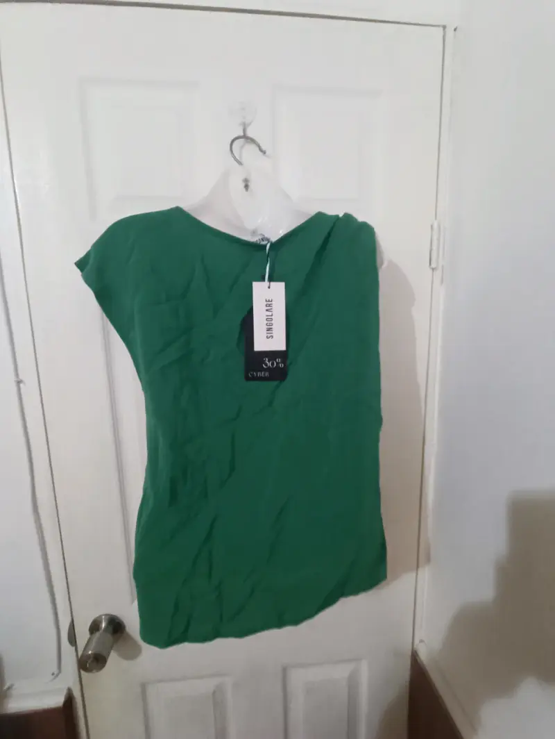 Blusa verde sin mangas para mujer - 2