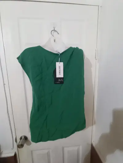 Blusa verde sin mangas para mujer - miniatura 2