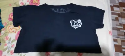 Polera negra con diseño gráfico "Fight Hard" - miniatura 1