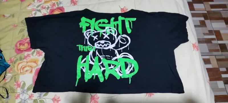 Polera negra con diseño gráfico "Fight Hard" - 2