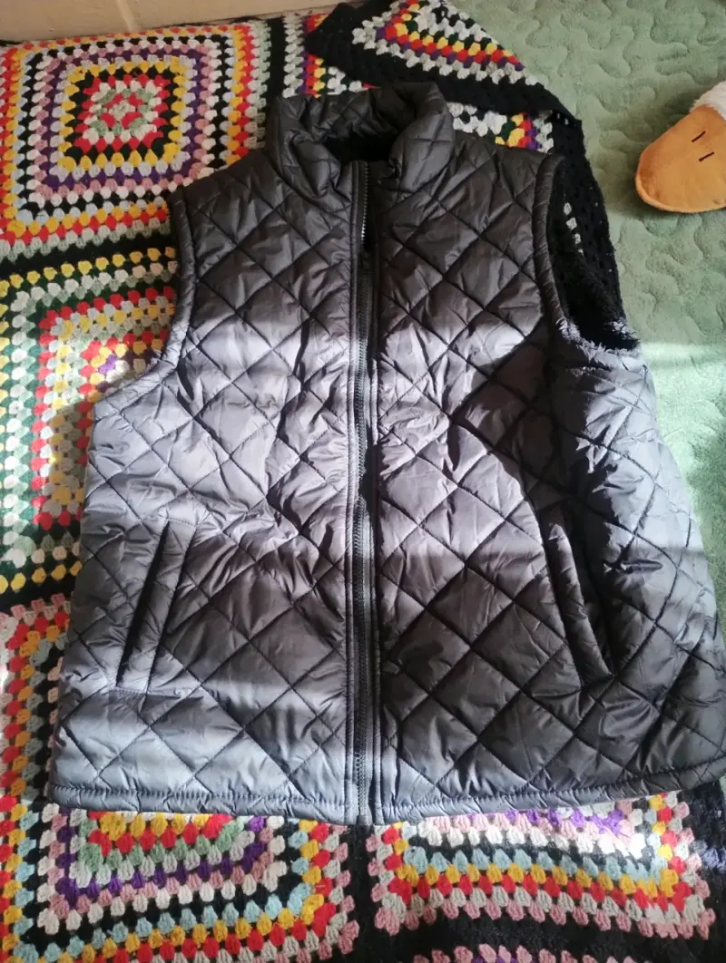 Chaleco acolchado negro sin mangas - 1