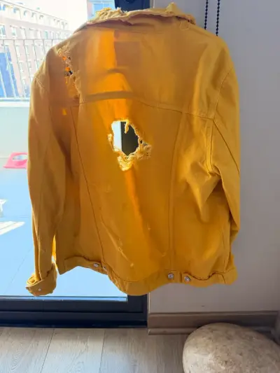 Chaqueta amarilla desgastada - miniatura 1