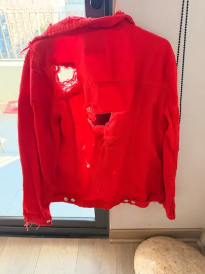 Chaqueta de mezclilla roja desgastada - miniatura 2