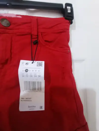 Shorts rojos de mezclilla para mujer - miniatura 3