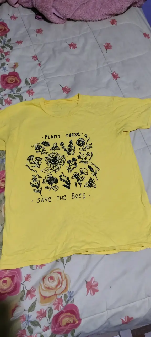 Polera amarilla con diseño floral 'Save the Bees' - 1