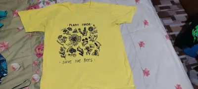 Polera amarilla con diseño floral 'Save the Bees' - miniatura 2