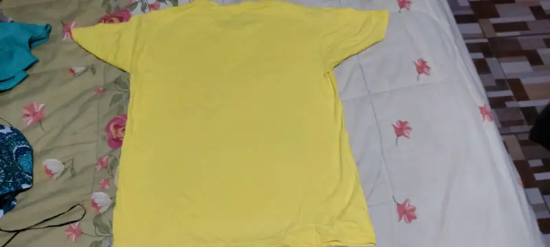 Polera amarilla con diseño floral 'Save the Bees' - 3