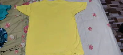 Polera amarilla con diseño floral 'Save the Bees' - miniatura 3