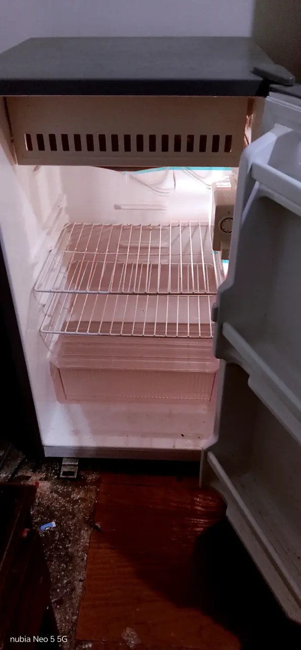 Refrigerador compacto en buen estado - 1