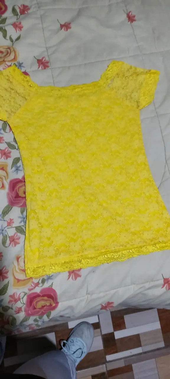 Blusa amarilla de encaje para mujer - 1