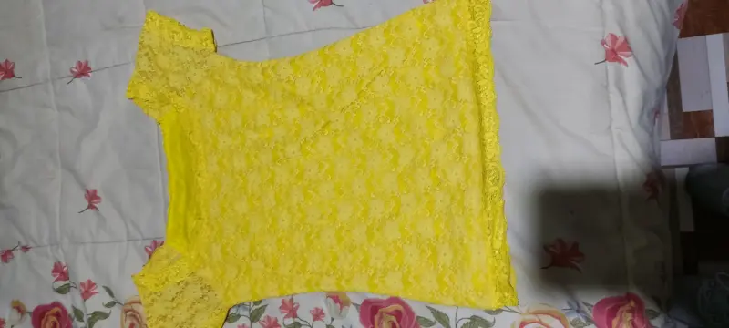 Blusa amarilla de encaje para mujer - 2