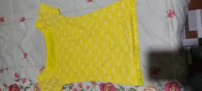 Blusa amarilla de encaje para mujer - miniatura 2
