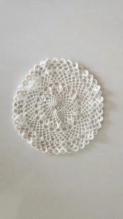 Mini mantel de los años 80 tejido a crochet - miniatura 1