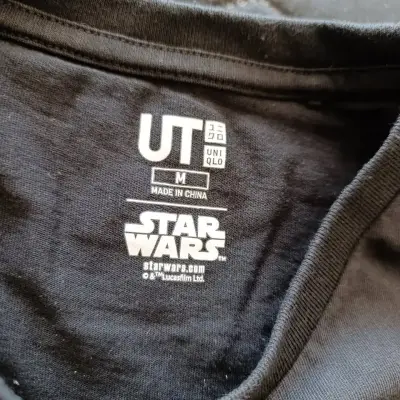Polera original Star Wars negra Uniqlo - miniatura 2
