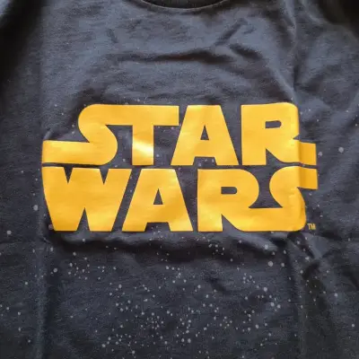 Polera original Star Wars negra Uniqlo - miniatura 3