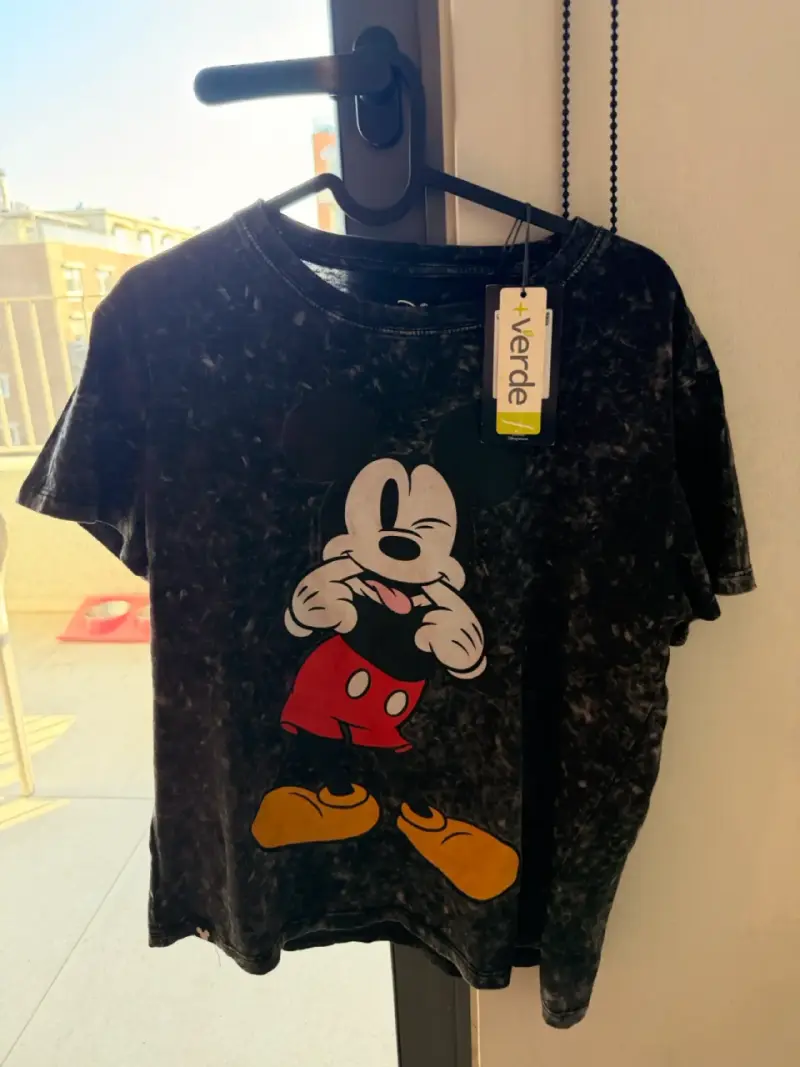 Polera negra Mickey Mouse para mujer