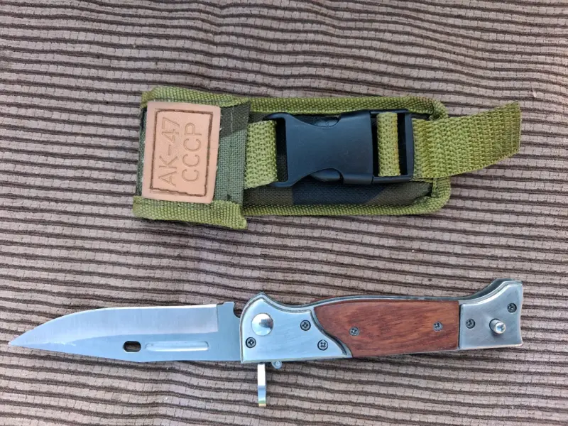 Cuchillo plegable AK-47 con funda - 2