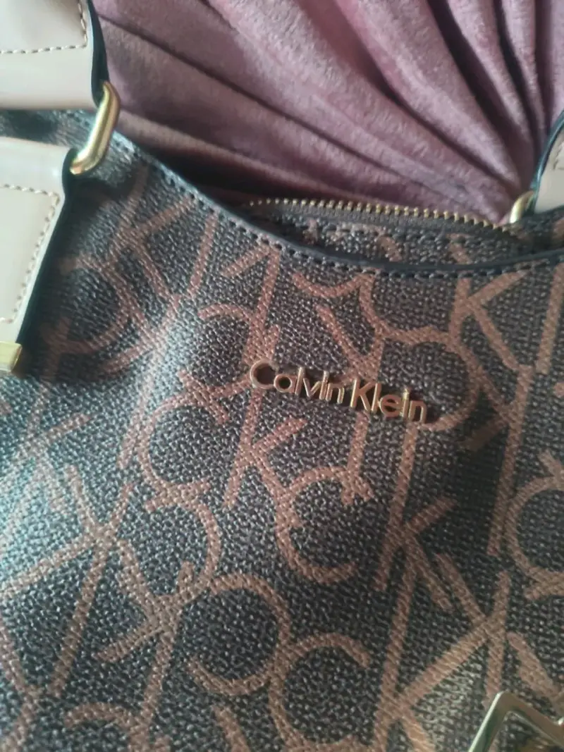 Bolso Calvin Klein marrón con monograma - 4