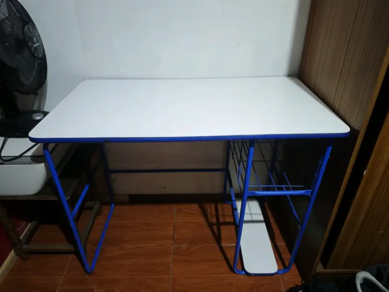 Escritorio de metal azul con superficie blanca