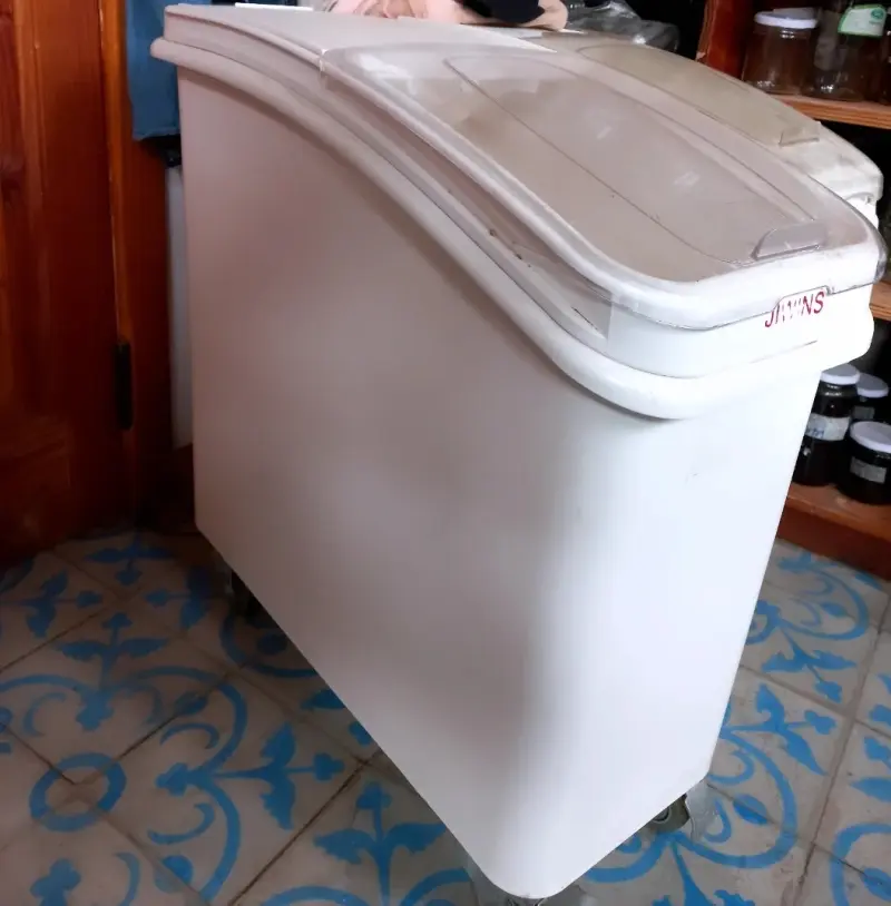 Contenedor de almacenamiento con ruedas - 1