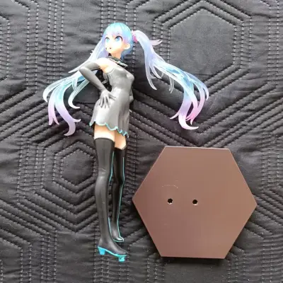 Figura coleccionable Hatsune Miku con base - miniatura 1