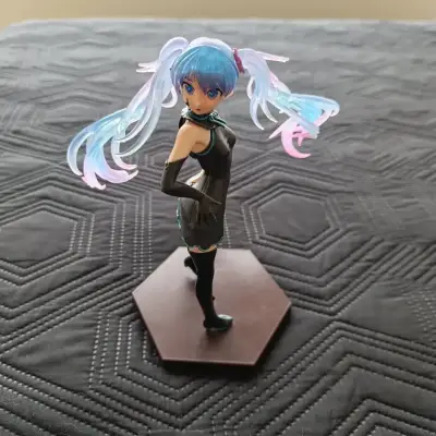 Figura coleccionable Hatsune Miku con base - miniatura 2